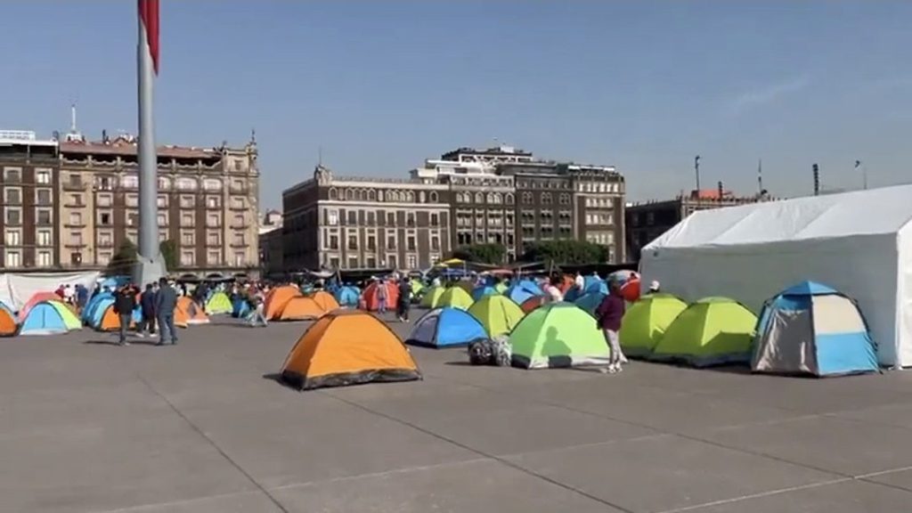 CNTE realiza megamarcha e instala plantón en el Zócalo CDMX