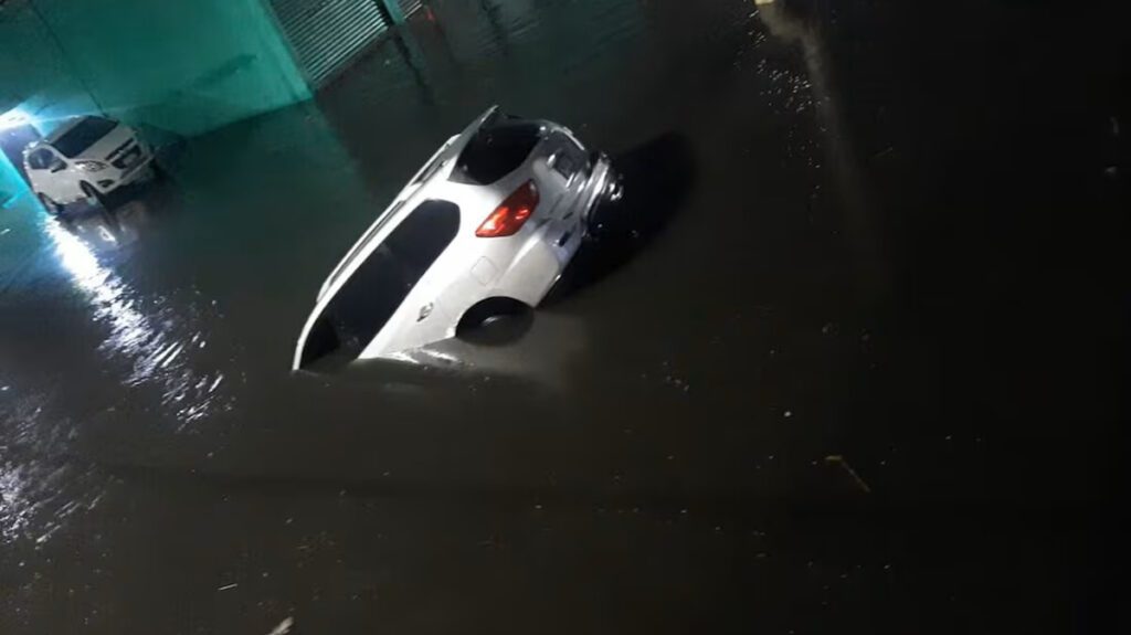 Lluvias vuelven a inundar Chalco; habitantes temen perderlo todo de nuevo