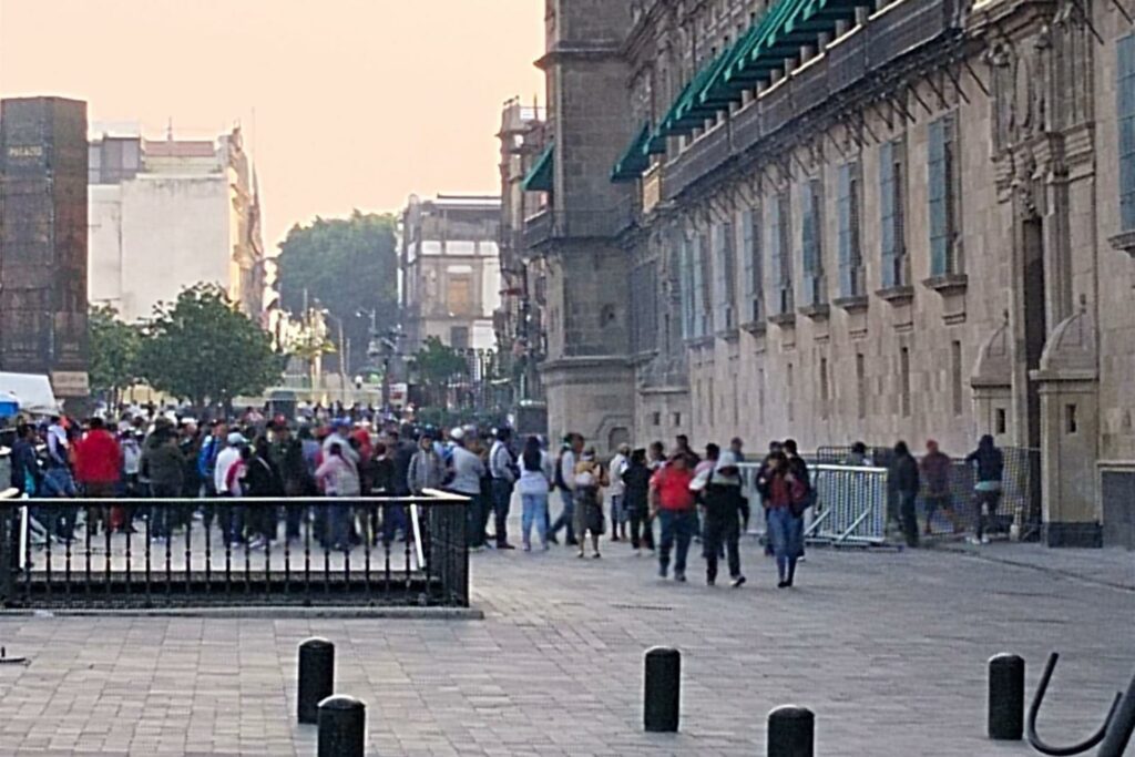 Maestros de la CNTE bloquean accesos a Palacio Nacional; ‘mañanera’ de Sheinbaum se realiza a distancia