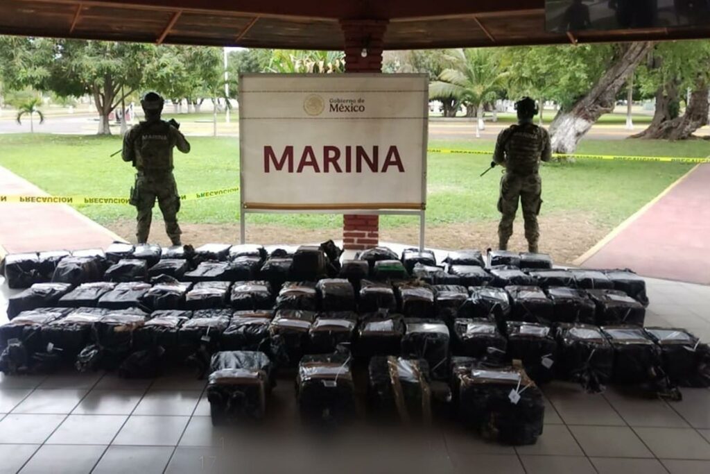 Marina asegura 1.28 toneladas de cocaína frente a costas de Michoacán