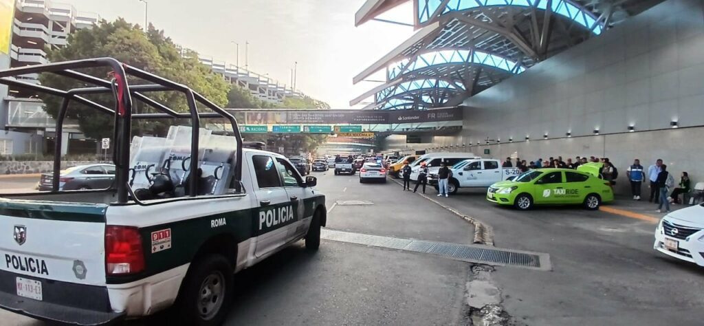Policías resguardan el AICM ante protesta de la CNTE