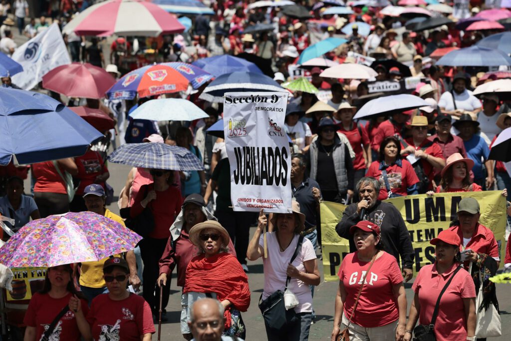 Sin acuerdo: CNTE mantiene plantón y decidirá acciones en asamblea nocturna