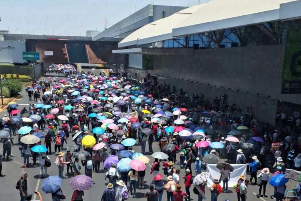 Suspenden operaciones por 18 minutos en el AICM por bloqueos de la CNTE