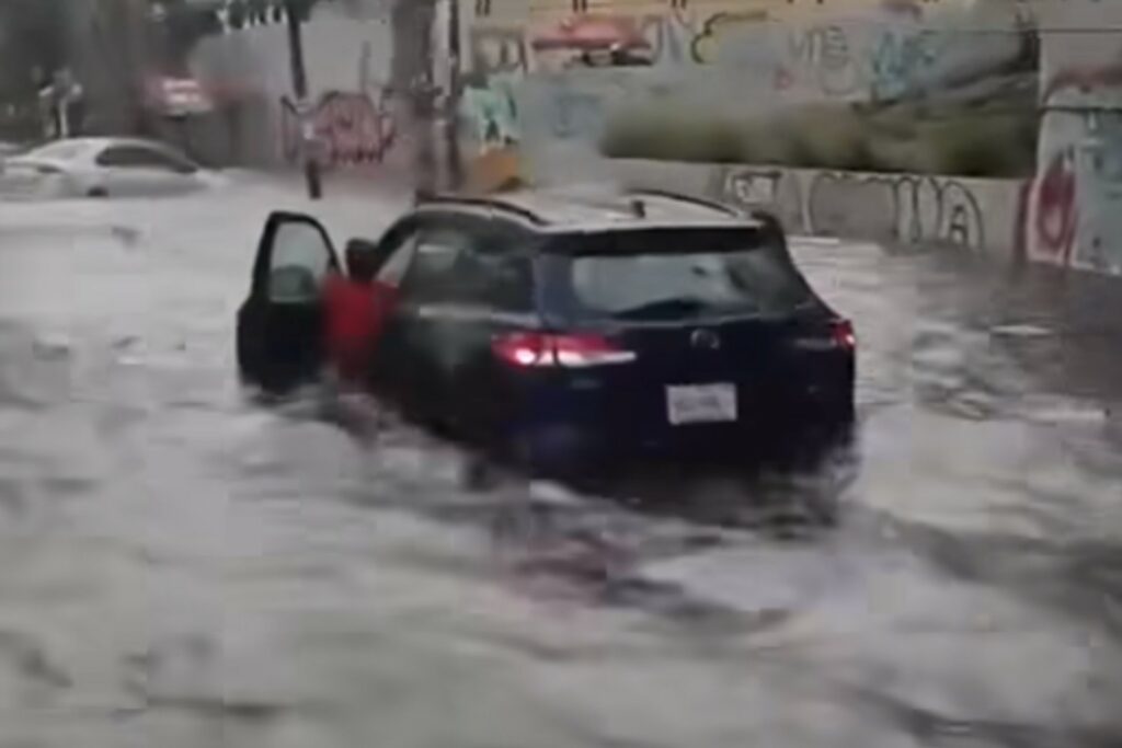 Tromba en Coacalco, Edomex, deja varios autos varados
