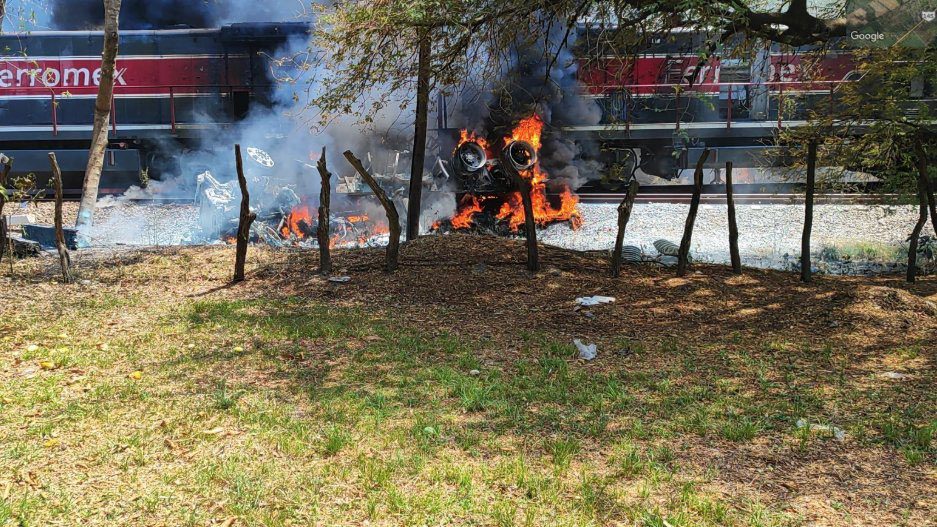 #Video Tren arrolla pipa de diésel en Veracruz; hay 2 muertos
